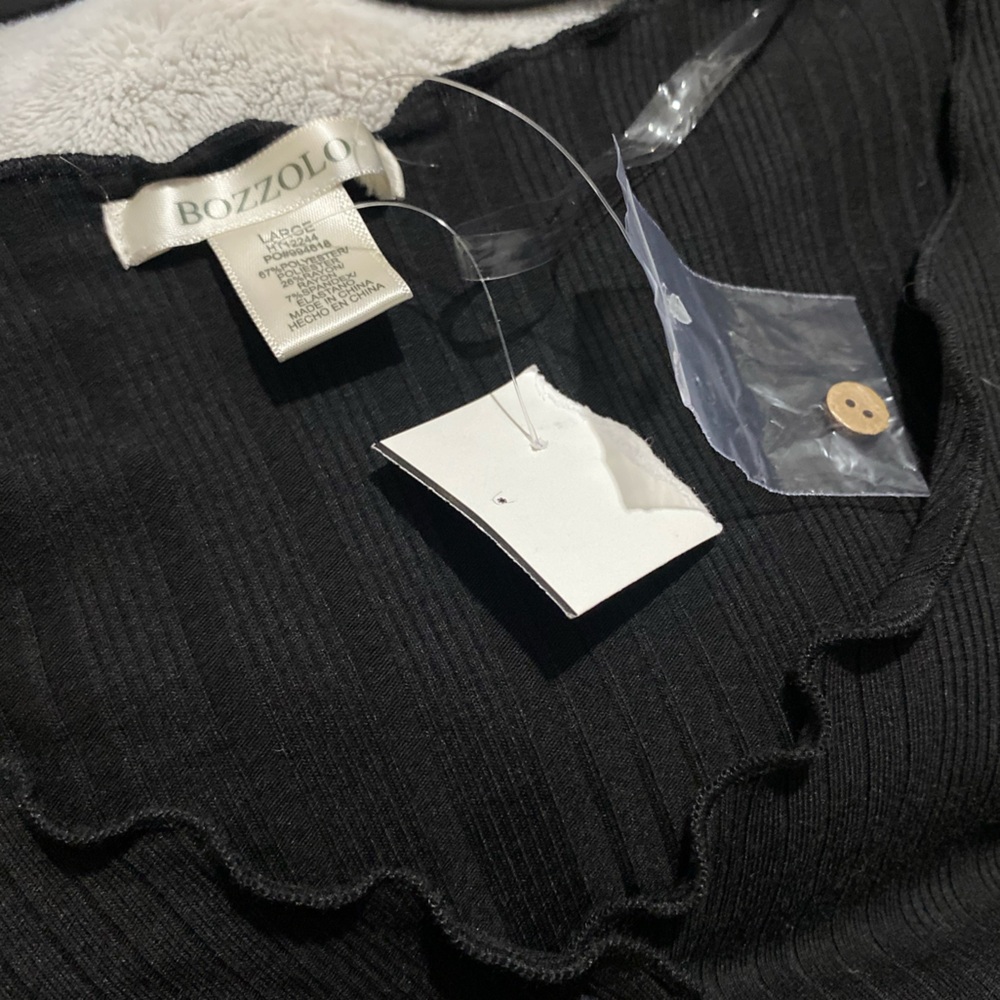 The perfect black crop top!! With beautiful buttons!! & an extra one!!